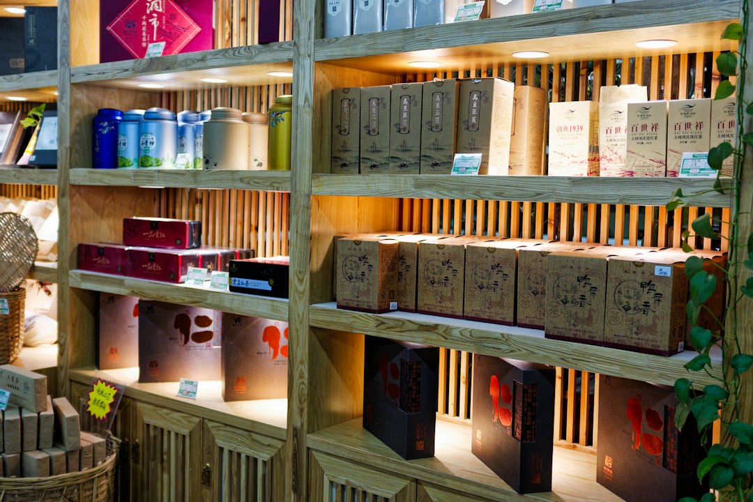 Étagères de produits naturels togolais, boissons, épices et aliments dans une boutique à Lomé.